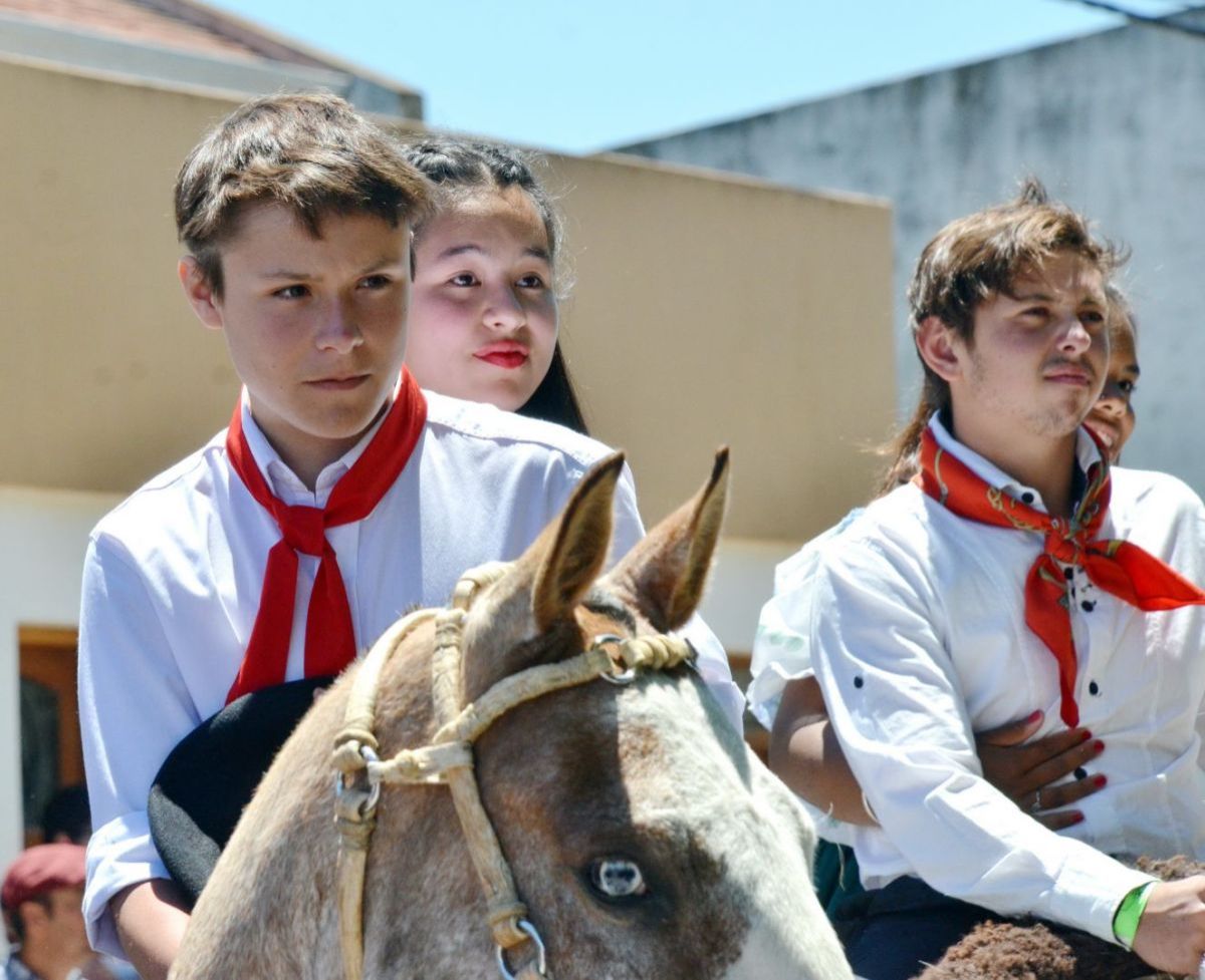 Gran lucimiento de jinetes y emprendados en el desfile gaucho