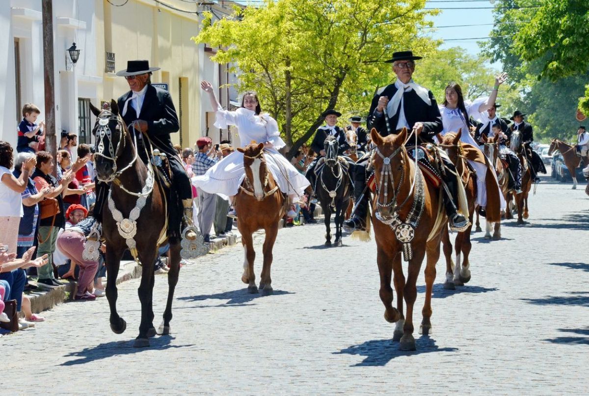 Gran lucimiento de jinetes y emprendados en el desfile gaucho