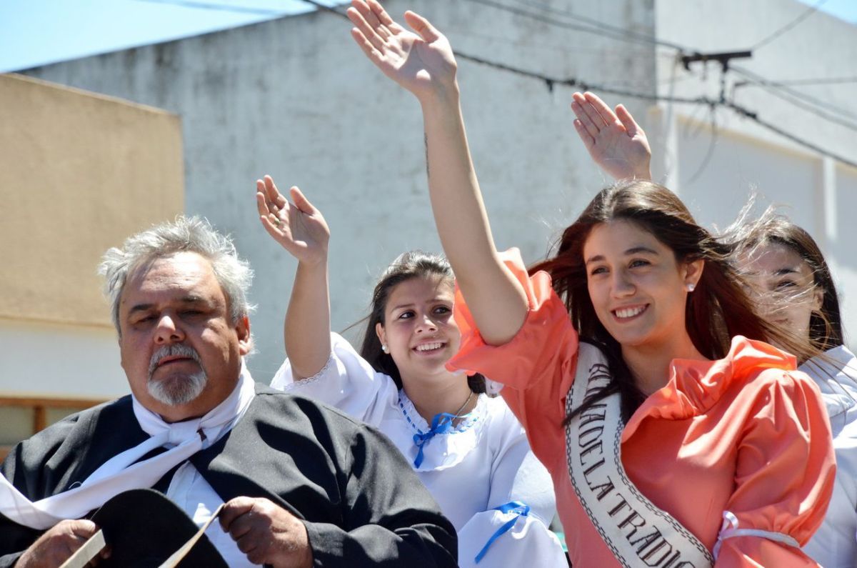 Gran lucimiento de jinetes y emprendados en el desfile gaucho