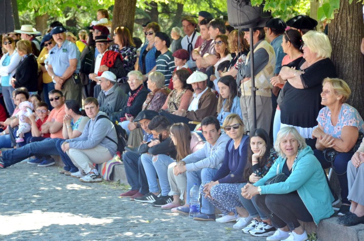 Gran lucimiento de jinetes y emprendados en el desfile gaucho