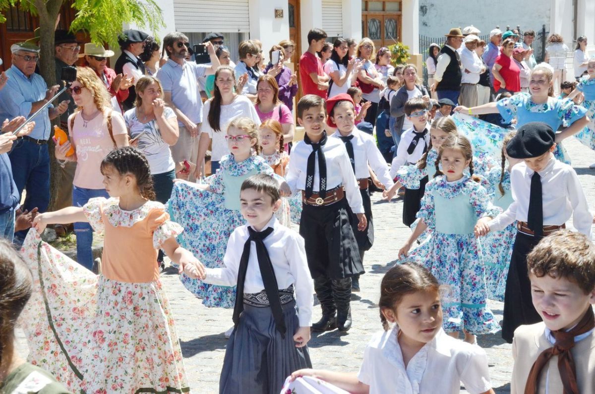 Gran lucimiento de jinetes y emprendados en el desfile gaucho
