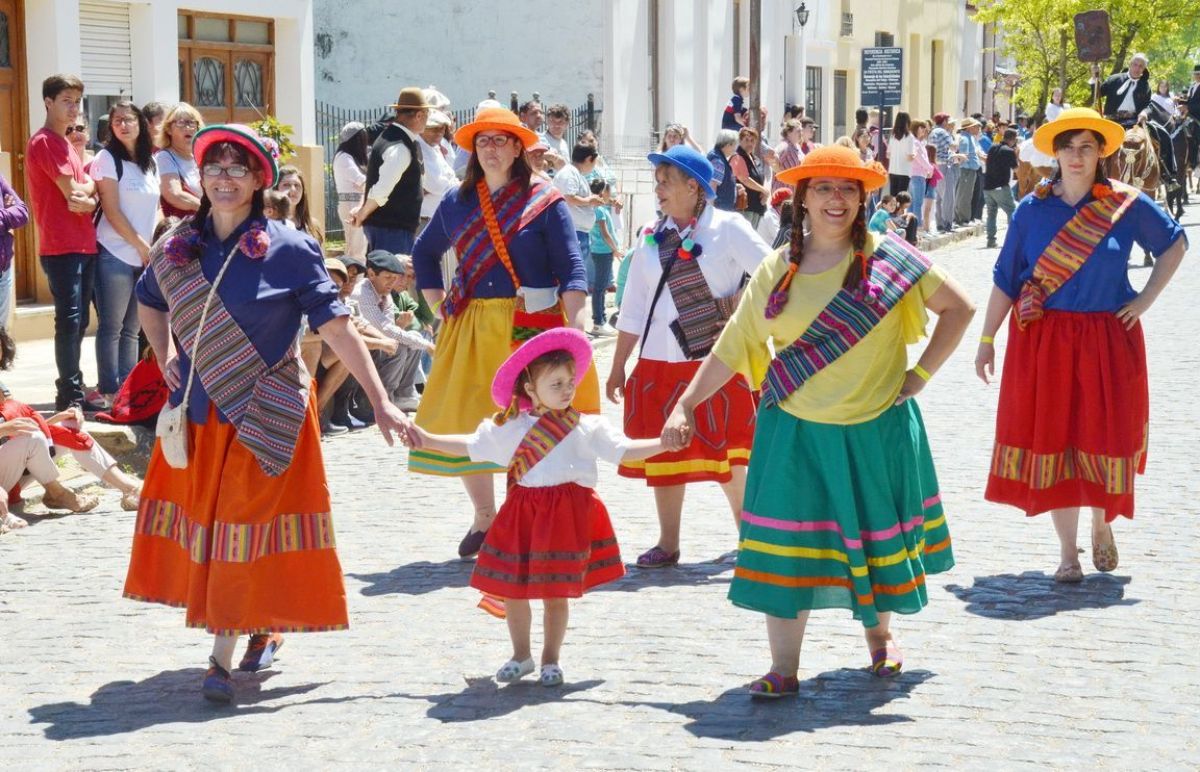 Gran lucimiento de jinetes y emprendados en el desfile gaucho