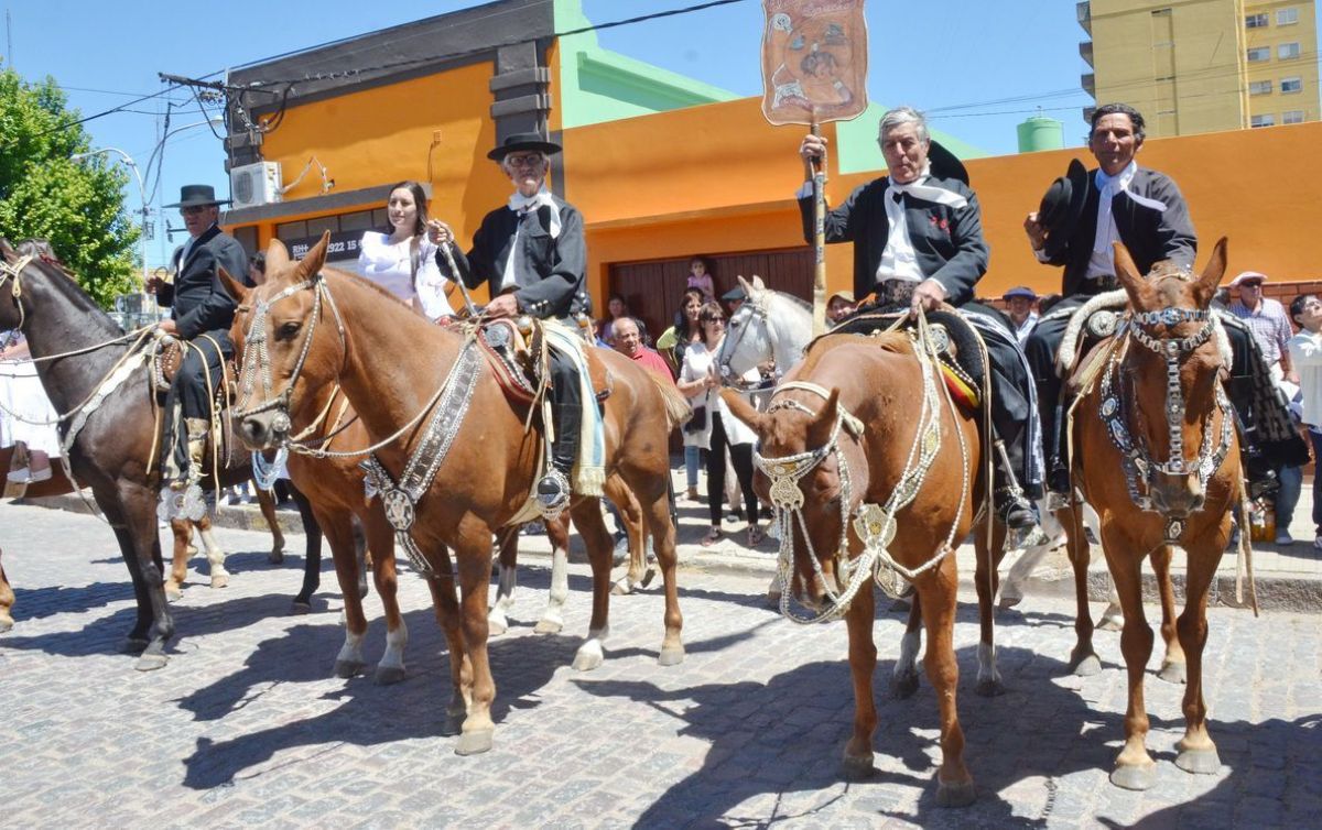Gran lucimiento de jinetes y emprendados en el desfile gaucho