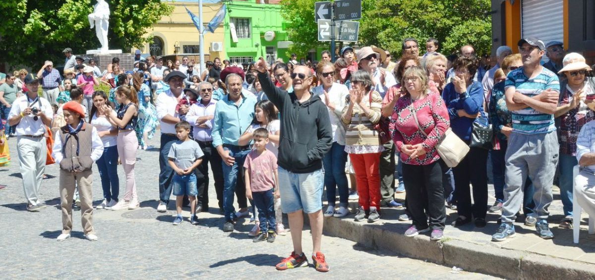 Gran lucimiento de jinetes y emprendados en el desfile gaucho