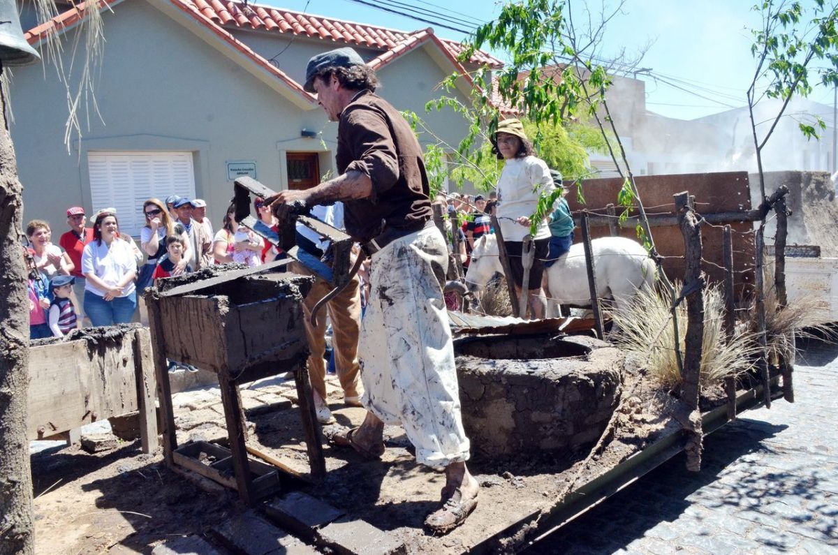 Gran lucimiento de jinetes y emprendados en el desfile gaucho