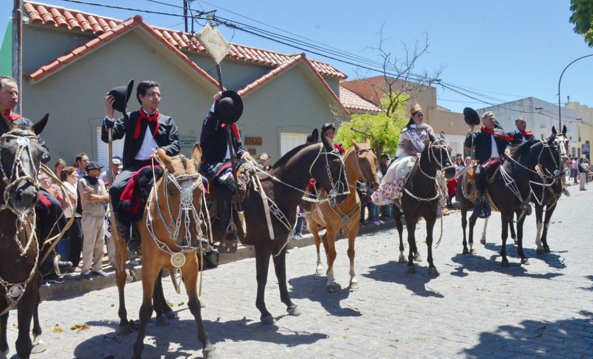 Gran lucimiento de jinetes y emprendados en el desfile gaucho