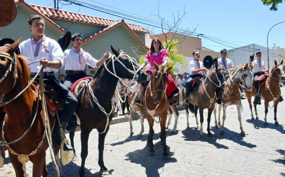 Gran lucimiento de jinetes y emprendados en el desfile gaucho