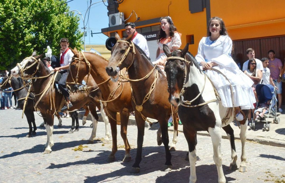 Gran lucimiento de jinetes y emprendados en el desfile gaucho