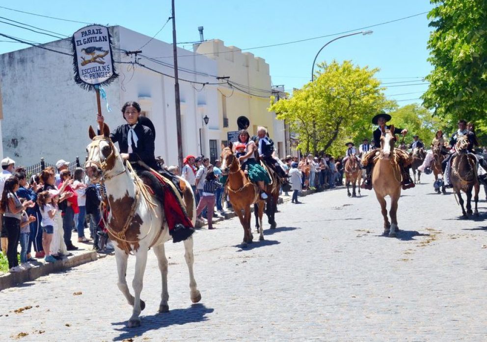 Gran lucimiento de jinetes y emprendados en el desfile gaucho