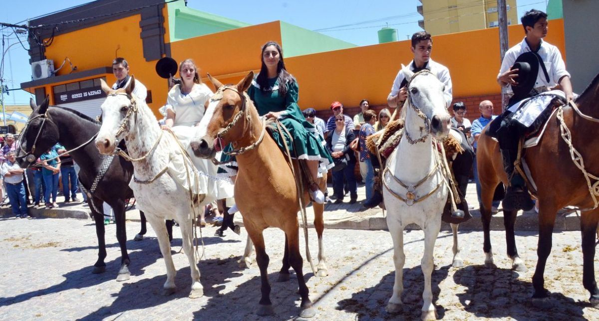 Gran lucimiento de jinetes y emprendados en el desfile gaucho