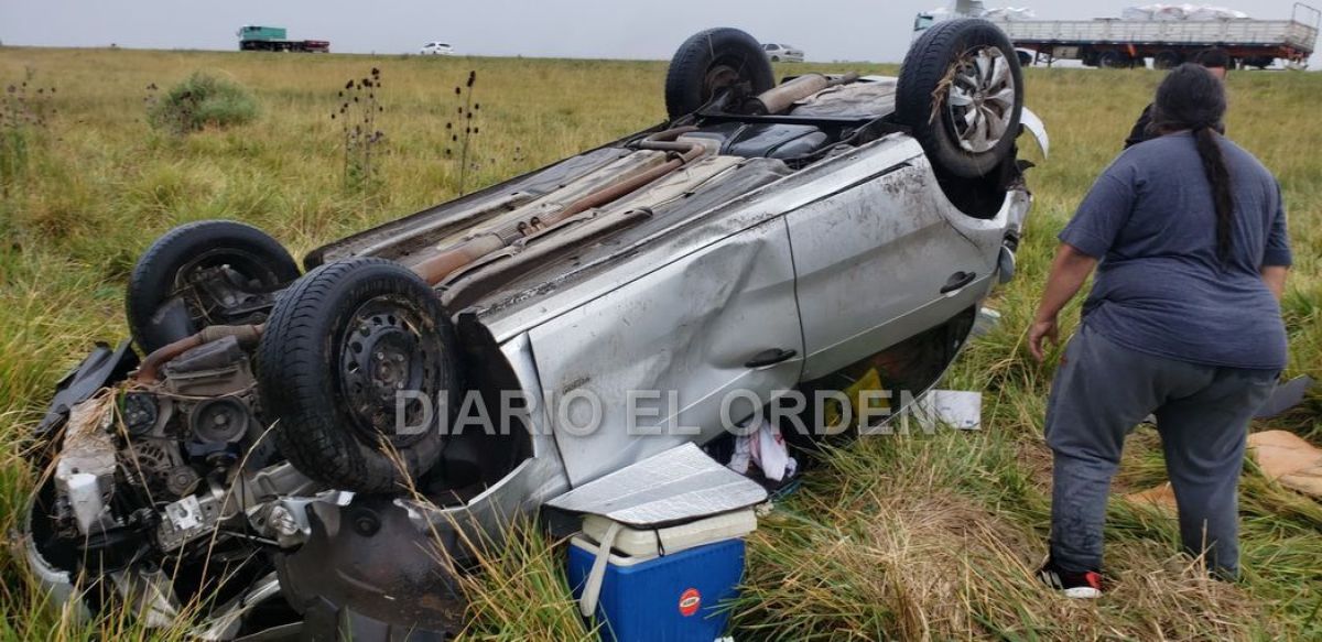 Fuerte vuelco en medio de la lluvia entre Pringles y Laprida | El Orden ...