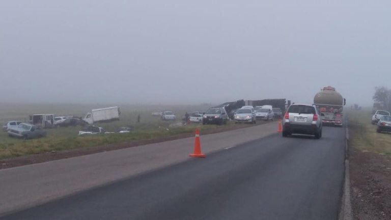 Volcó un camión de gaseosas en la ruta 33 y decenas de conductores ...
