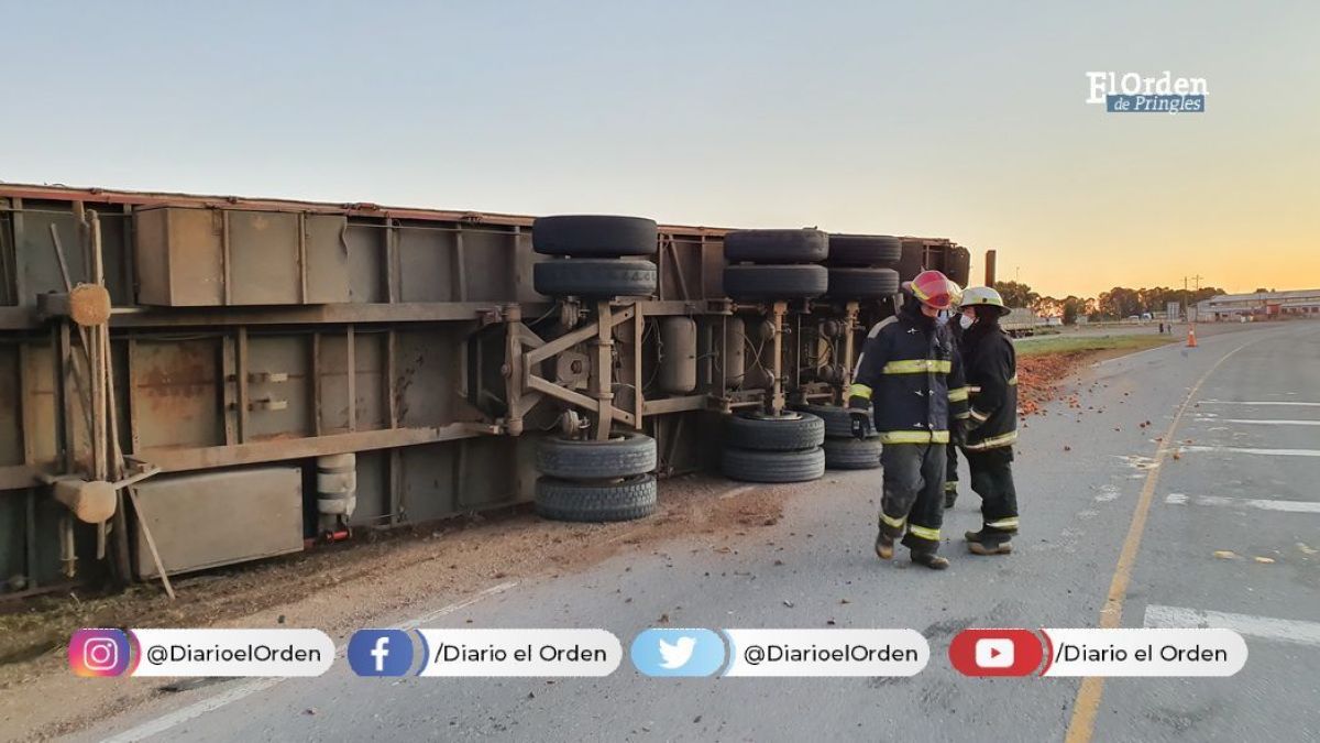 Un camión con carga de frutas y verduras volcó en Ruta 51