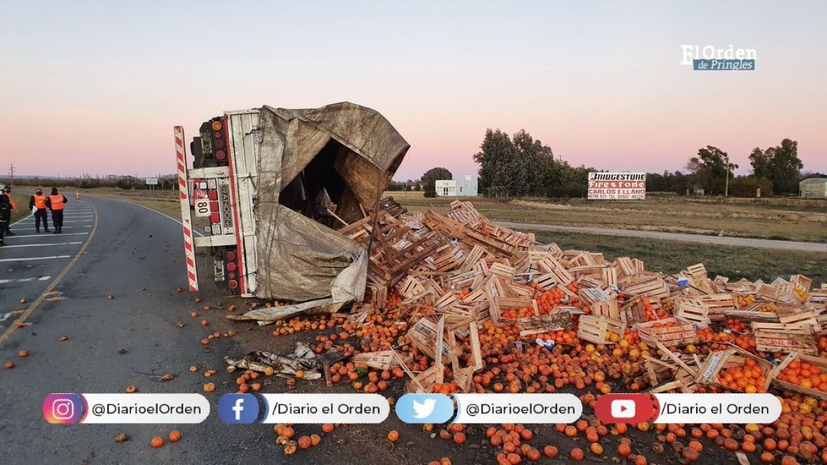 Un camión con carga de frutas y verduras volcó en Ruta 51