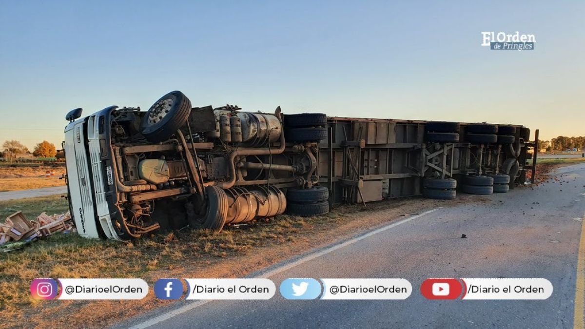 Un camión con carga de frutas y verduras volcó en Ruta 51