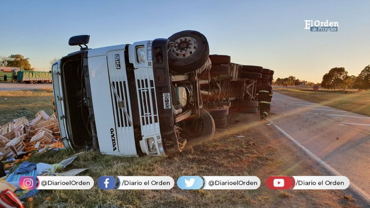 Un camión con carga de frutas y verduras volcó en Ruta 51