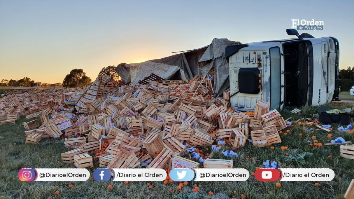 Un camión con carga de frutas y verduras volcó en Ruta 51