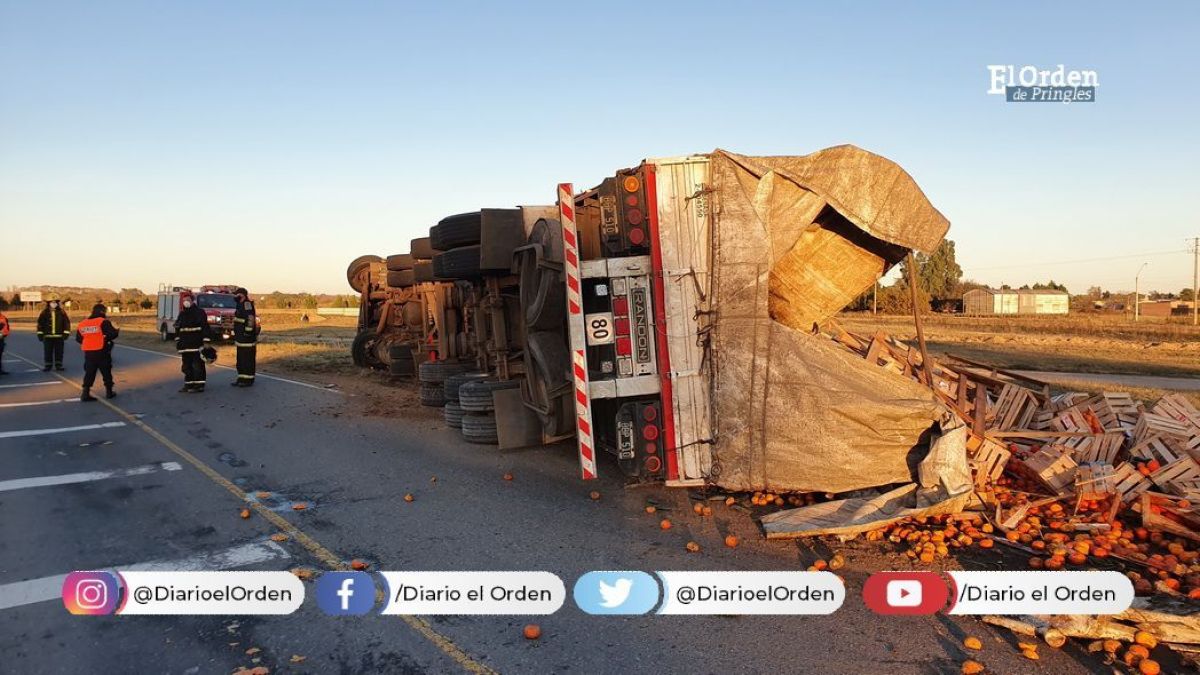 Un camión con carga de frutas y verduras volcó en Ruta 51