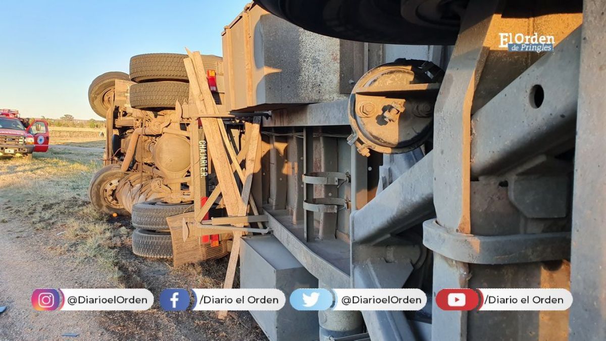Un camión con carga de frutas y verduras volcó en Ruta 51