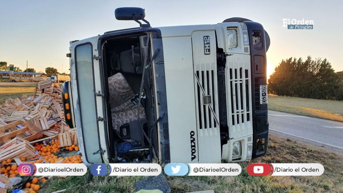 Un camión con carga de frutas y verduras volcó en Ruta 51