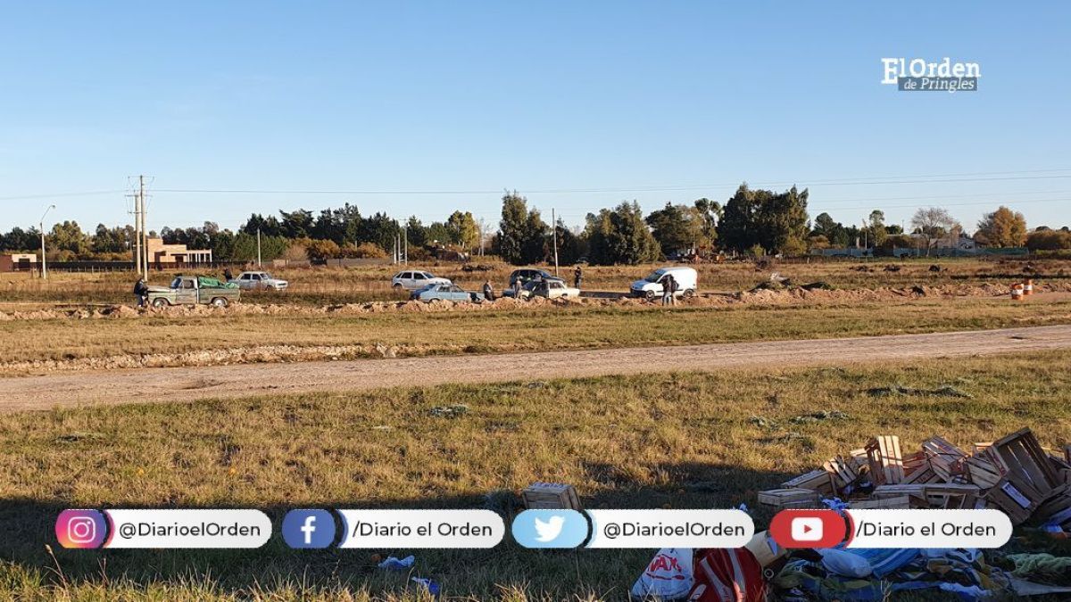 Un camión con carga de frutas y verduras volcó en Ruta 51