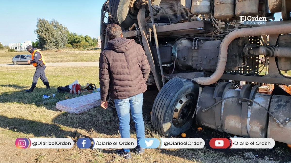 Un camión con carga de frutas y verduras volcó en Ruta 51