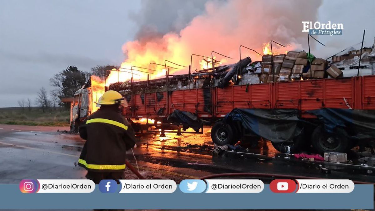 Se incendió por completo un camión en la bajada a Krabbe