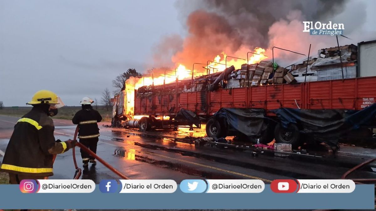 Se incendió por completo un camión en la bajada a Krabbe