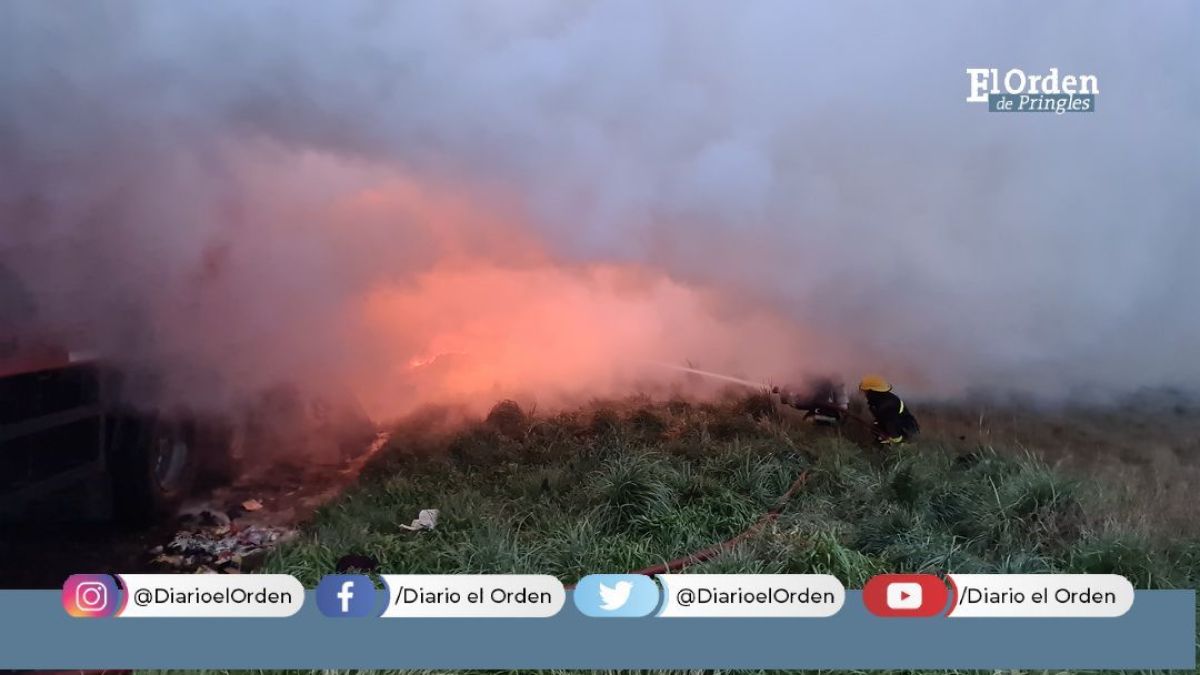 Se incendió por completo un camión en la bajada a Krabbe