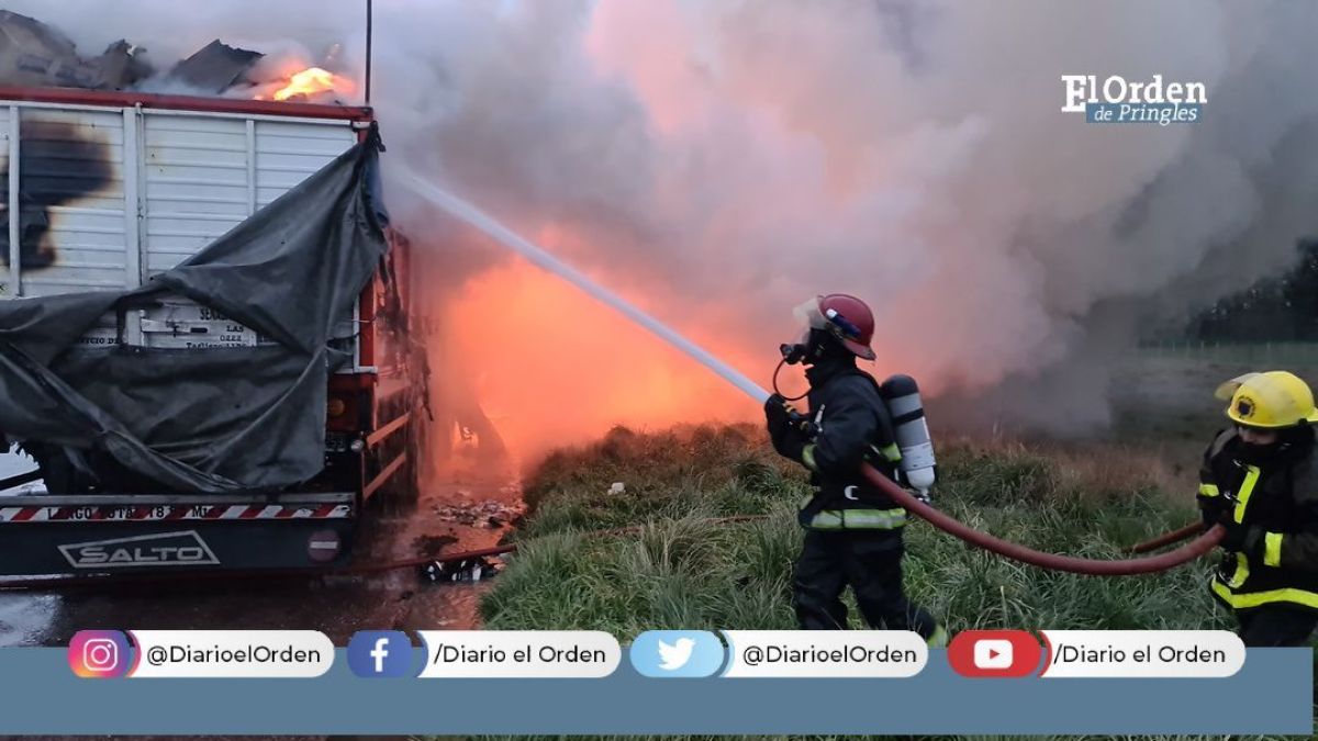 Se incendió por completo un camión en la bajada a Krabbe