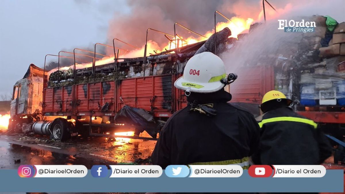 Se incendió por completo un camión en la bajada a Krabbe