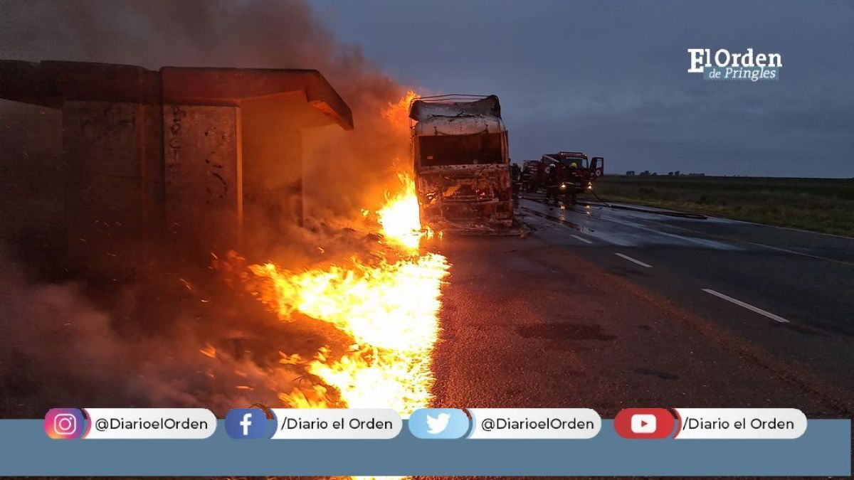 Se incendió por completo un camión en la bajada a Krabbe
