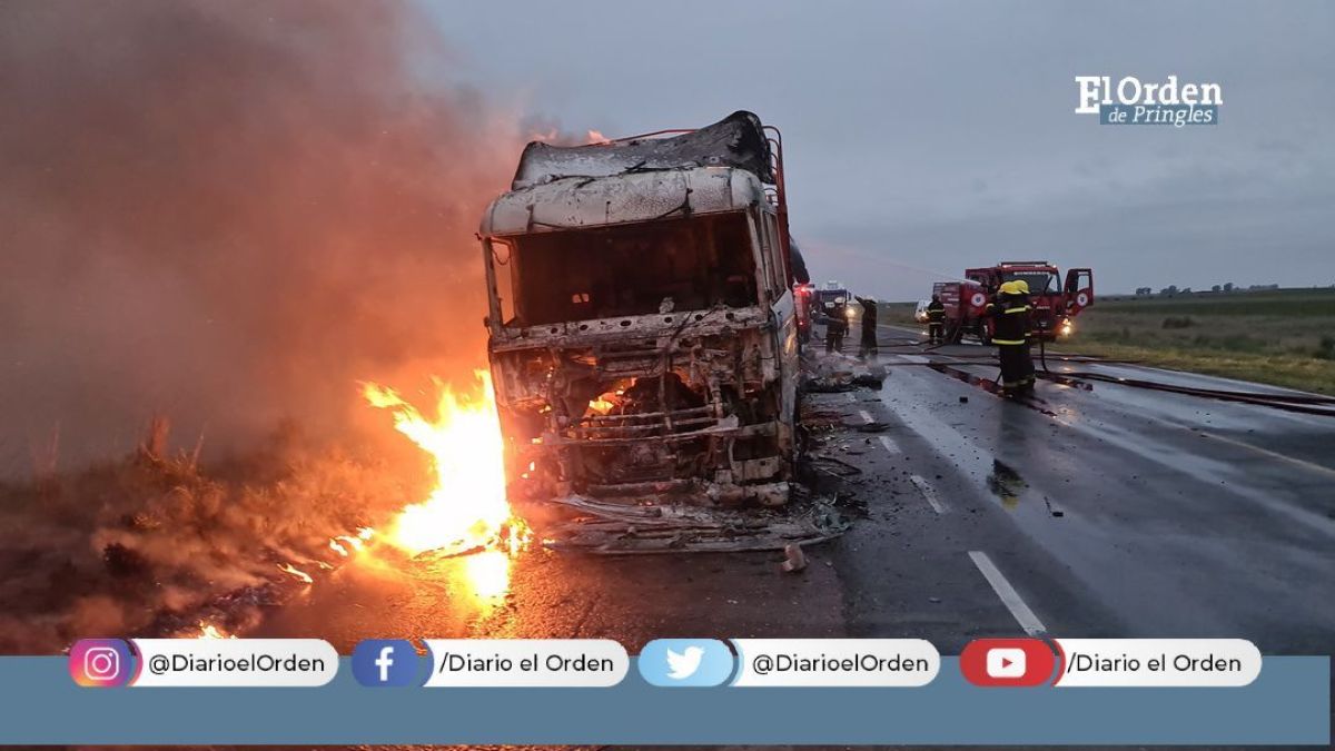 Se incendió por completo un camión en la bajada a Krabbe