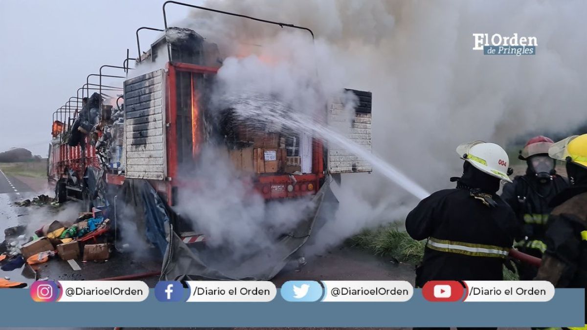 Se incendió por completo un camión en la bajada a Krabbe