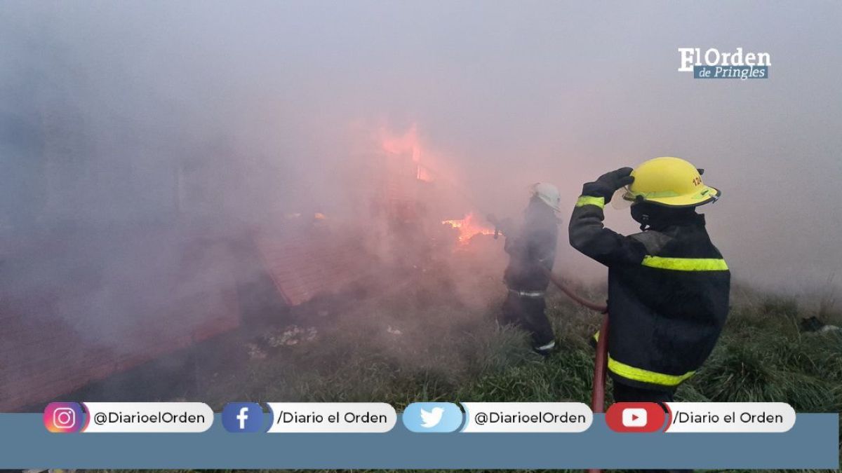 Se incendió por completo un camión en la bajada a Krabbe
