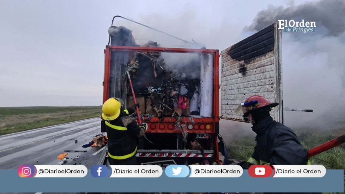 Se incendió por completo un camión en la bajada a Krabbe