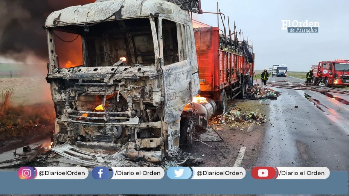 Se incendió por completo un camión en la bajada a Krabbe