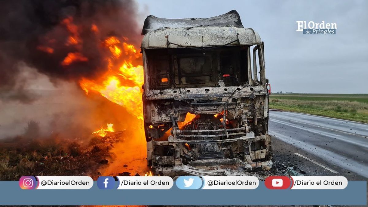Se incendió por completo un camión en la bajada a Krabbe