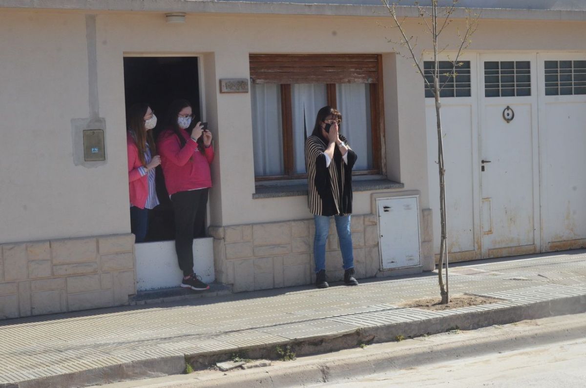 Alegre despedida a docente que "egresó del sistema educativo"
