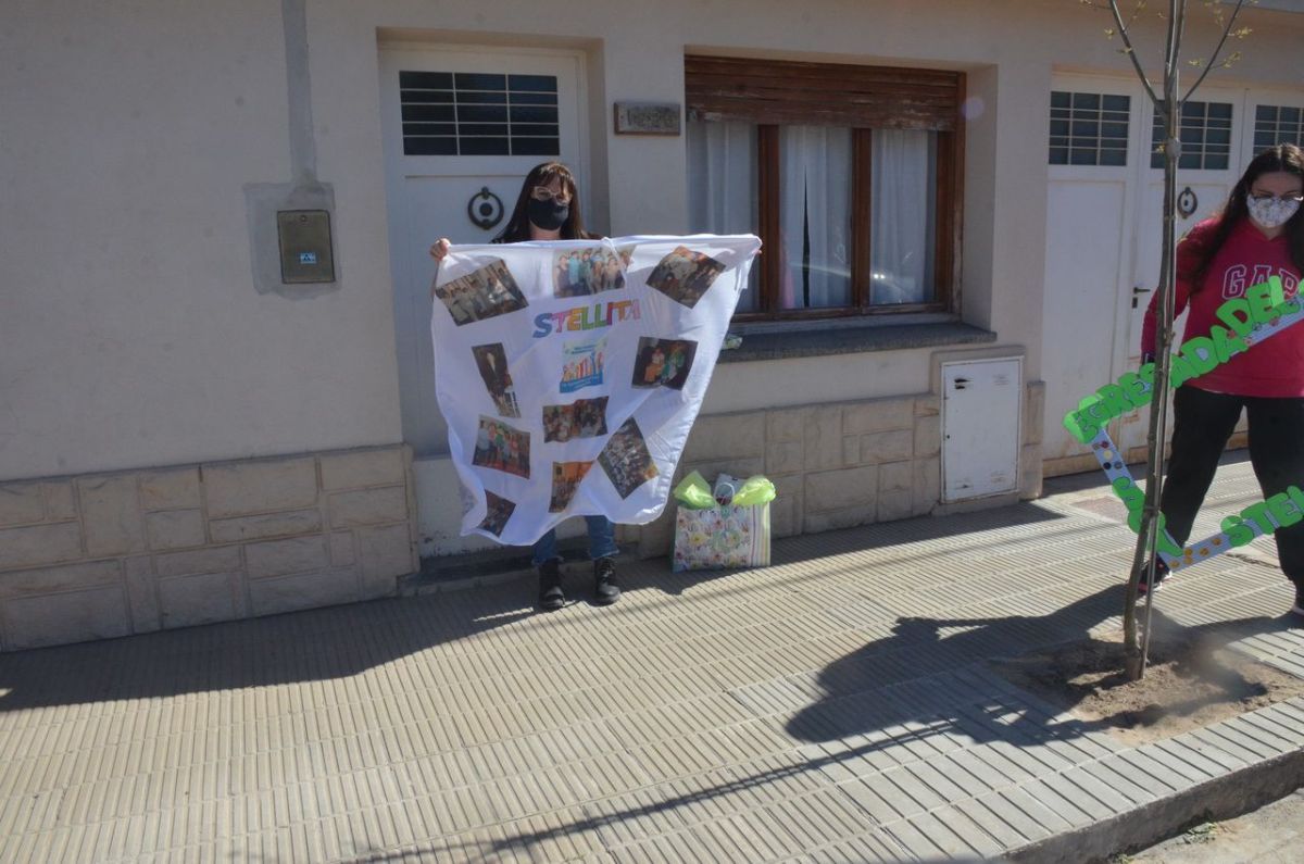 Alegre despedida a docente que "egresó del sistema educativo"