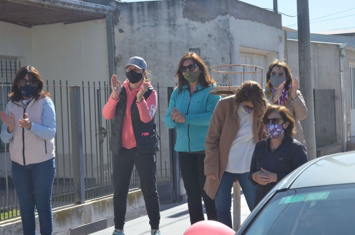 Alegre despedida a docente que "egresó del sistema educativo"