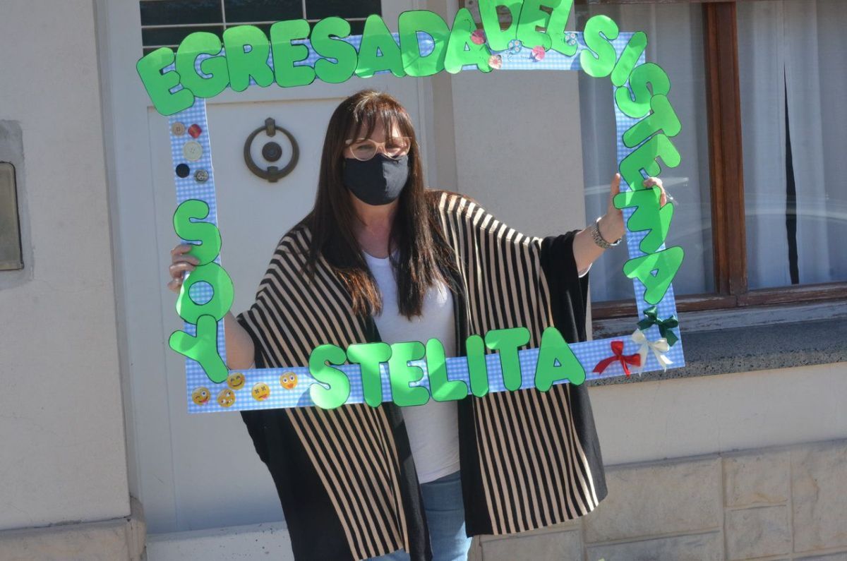 Alegre despedida a docente que "egresó del sistema educativo"