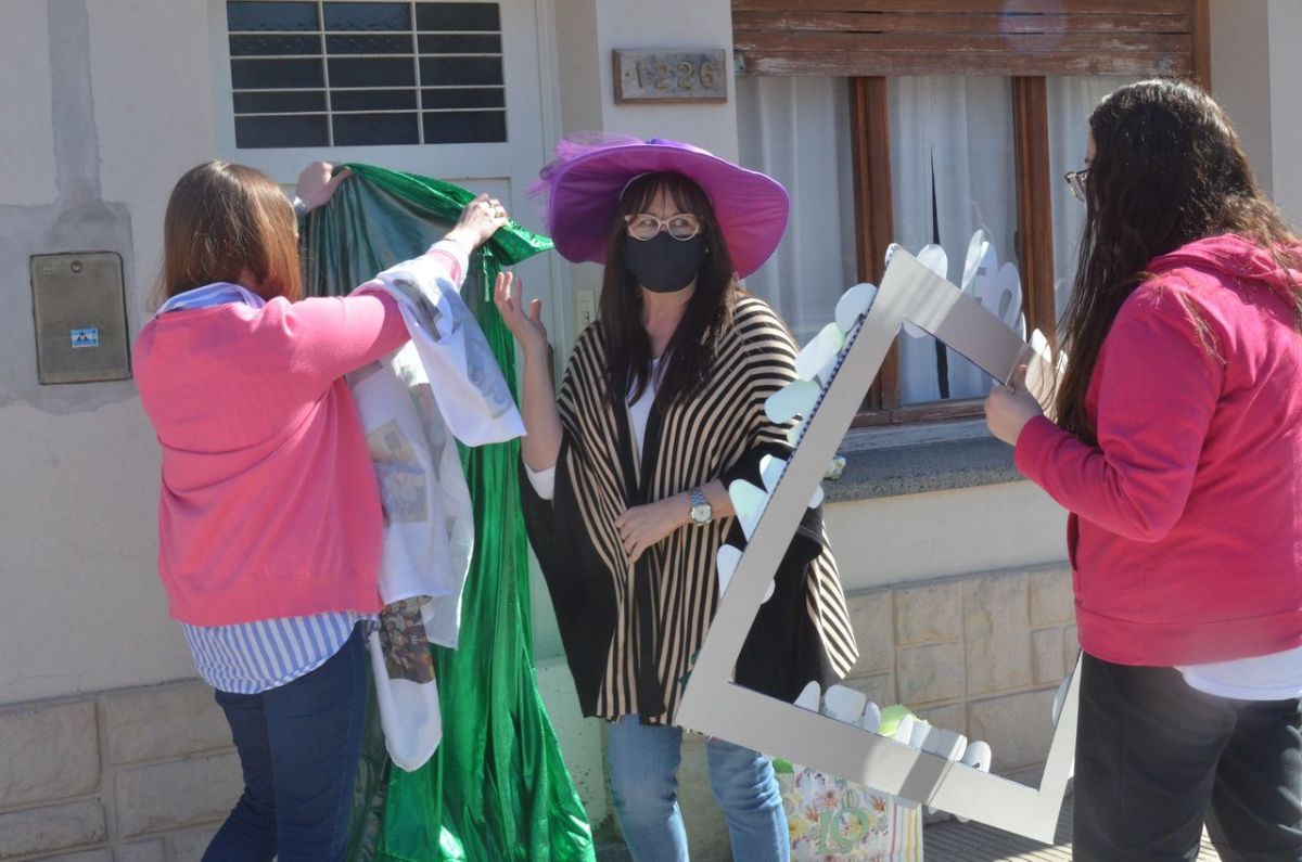 Alegre despedida a docente que "egresó del sistema educativo"