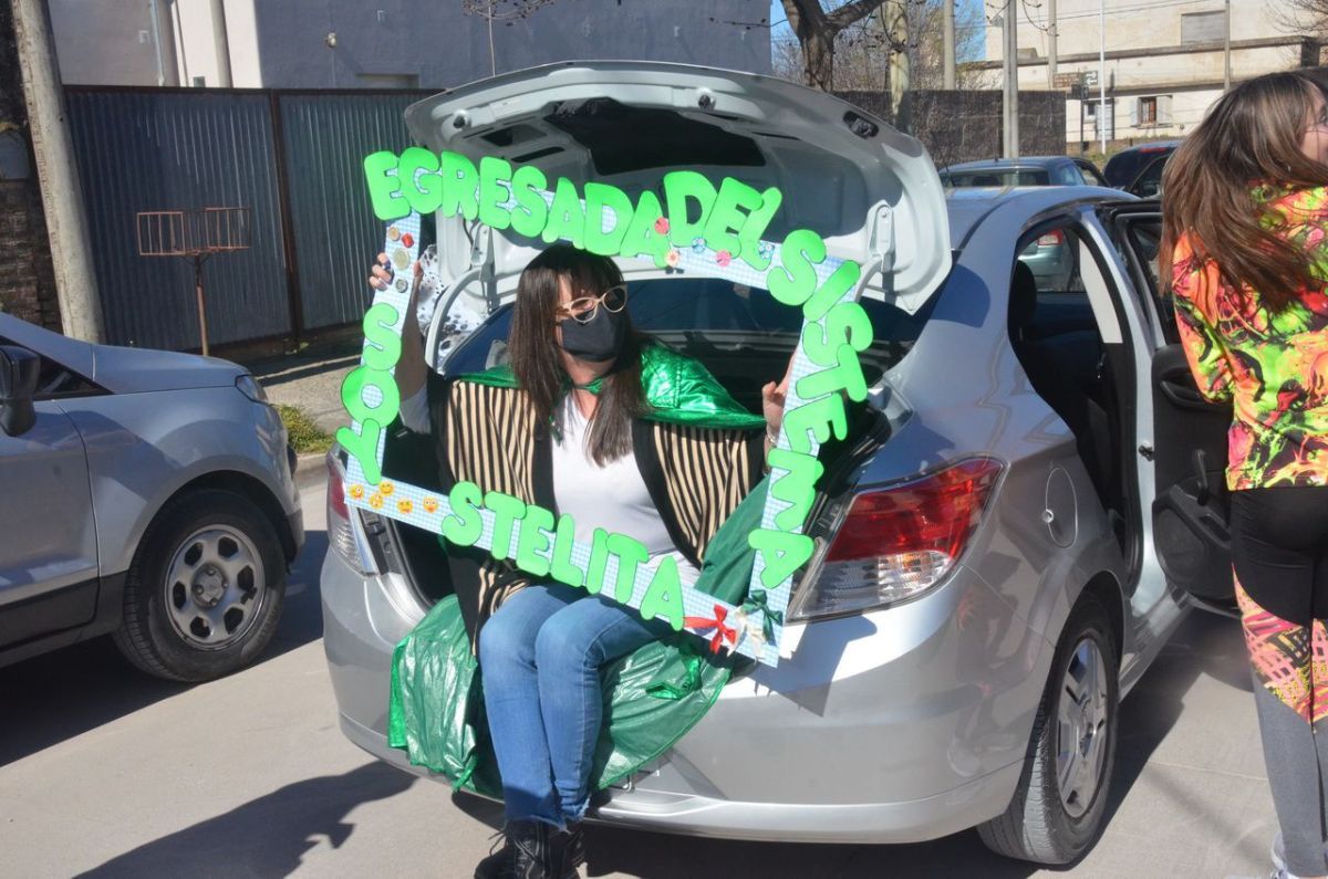 Alegre despedida a docente que "egresó del sistema educativo"