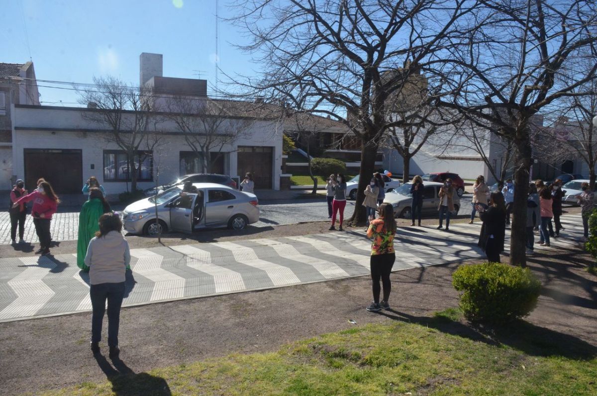 Alegre despedida a docente que "egresó del sistema educativo"