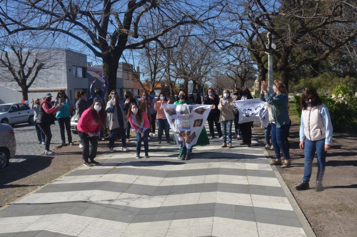 Alegre despedida a docente que "egresó del sistema educativo"