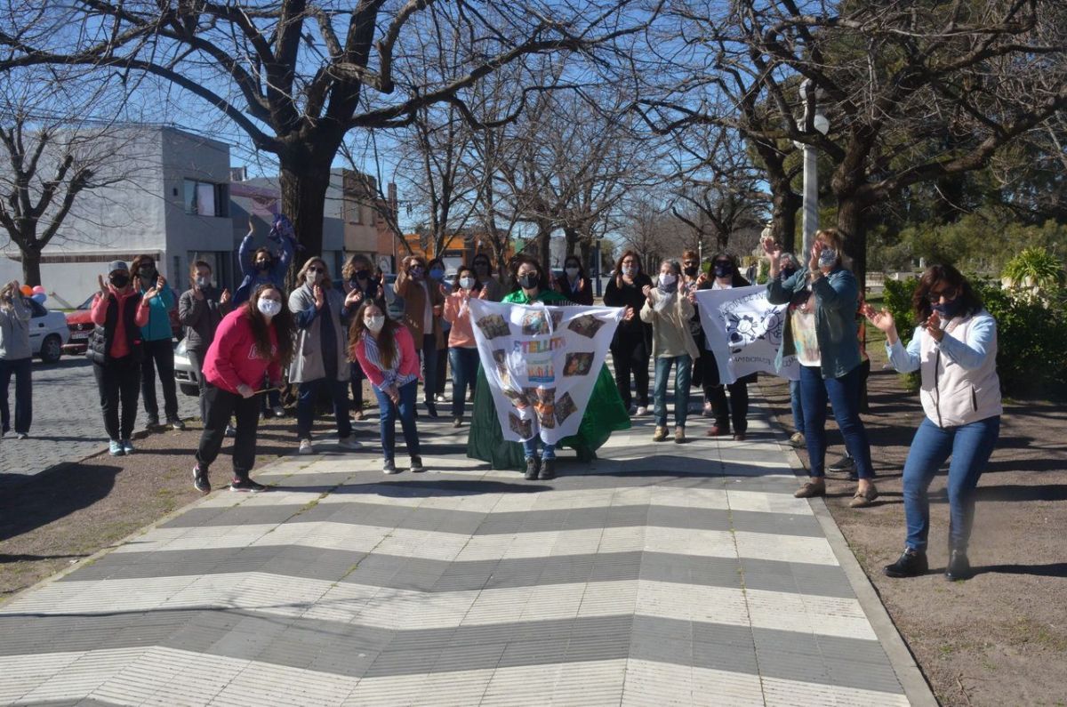 Alegre despedida a docente que "egresó del sistema educativo"