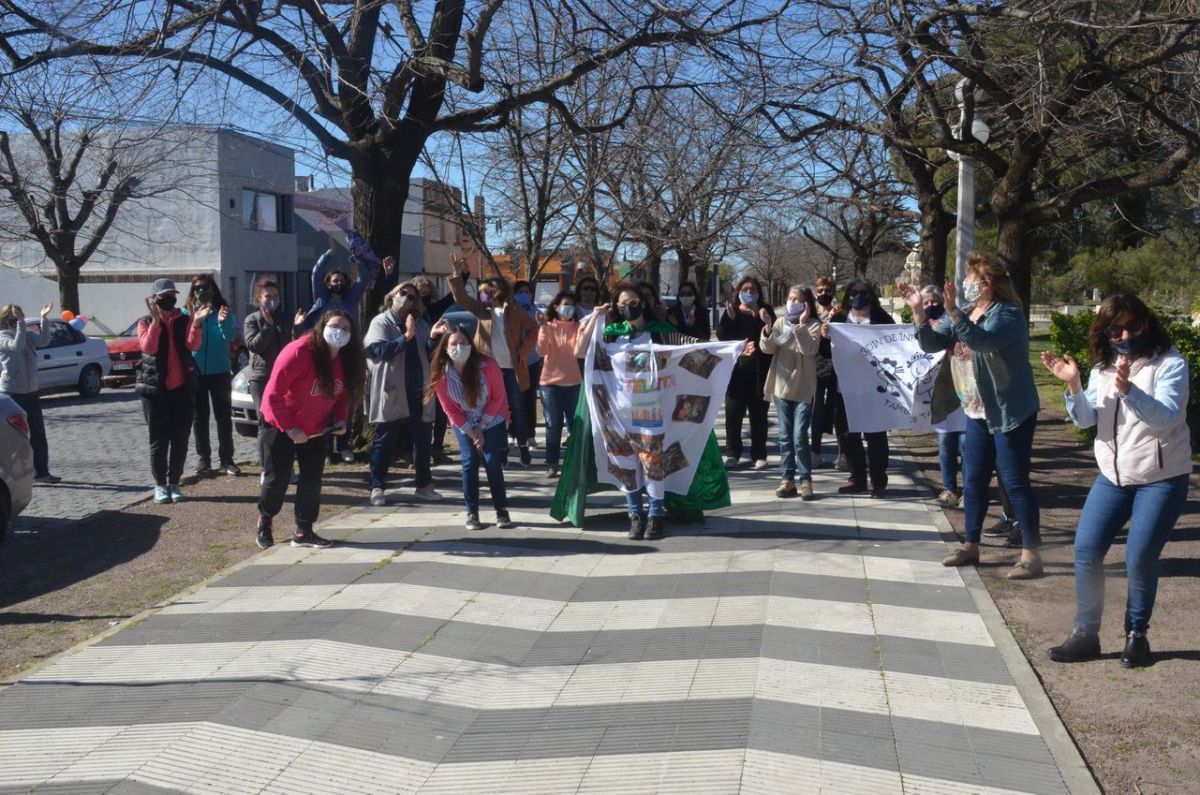 Alegre despedida a docente que "egresó del sistema educativo"
