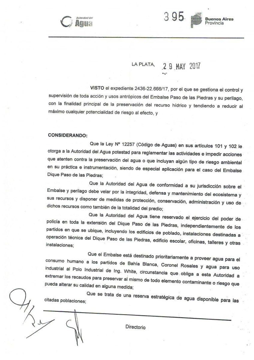 Capturan imágenes de kitesurfers en el Dique Paso de las Piedras