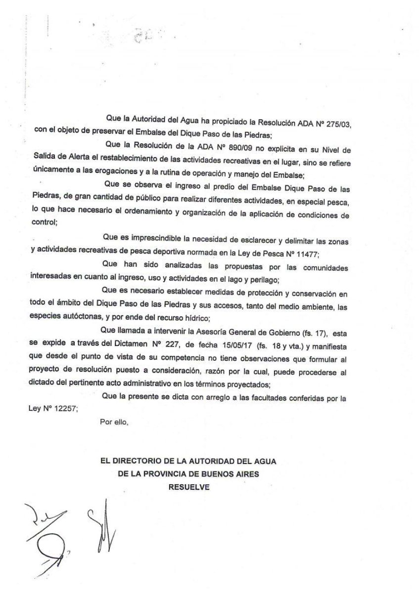 Capturan imágenes de kitesurfers en el Dique Paso de las Piedras